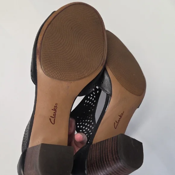Clarks Black Perforated Leather Block Heel Sandals Size 12 - Picture 5 of 6